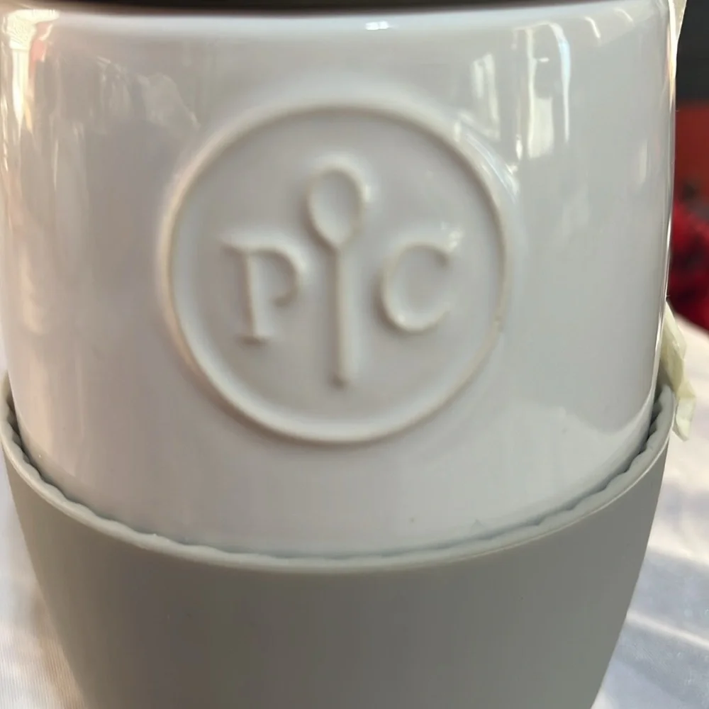 Pampered Chef CERAMIC EGG COOKER 2 cup Up to 4 Eggs No boil-over Lid w/vent hole